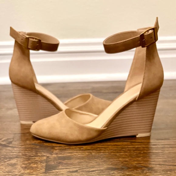 Women's Nude Ankle Buckle Strap D'Orsay Pointed Toe Wedges, Size 6 - Picture 2 of 10